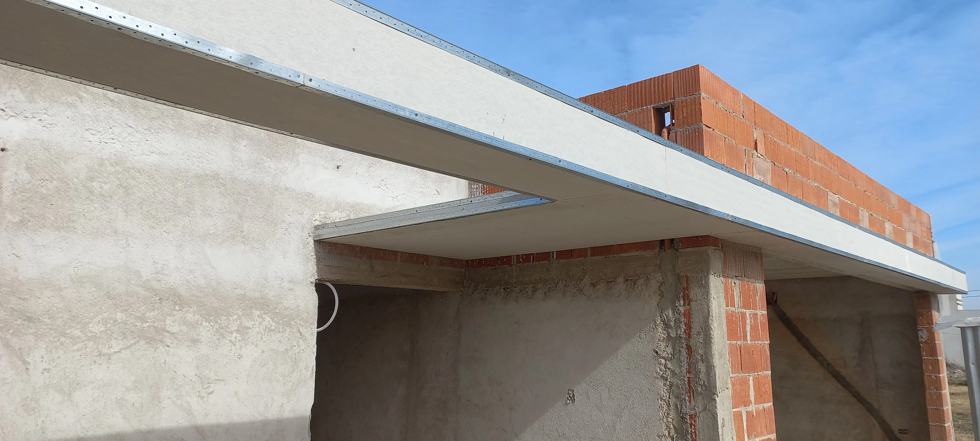 Fotografía de vivienda familiar en construcción con sistema mixto