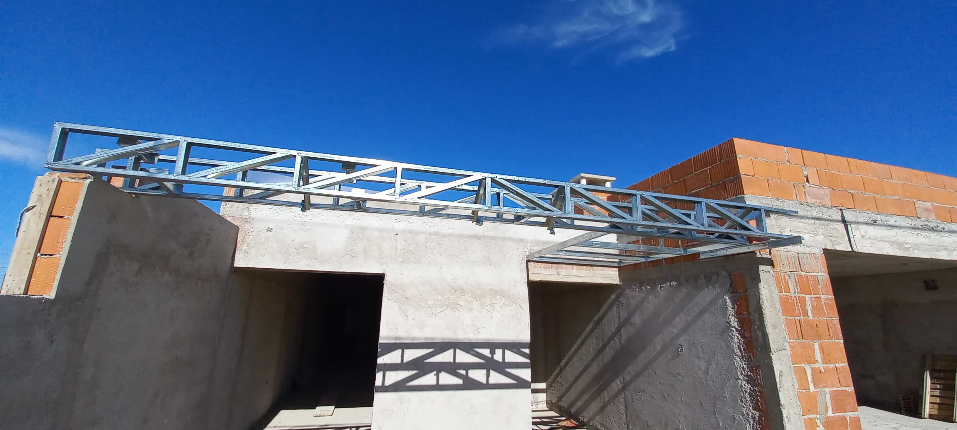 Fotografía de vivienda familiar en construcción con sistema mixto