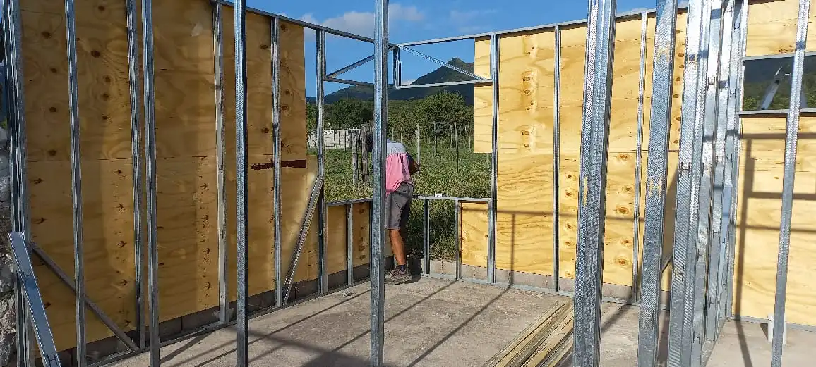 Fotografía de cabaña en construcción con sistema steel framing