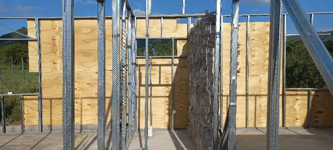Fotografía de cabaña en construcción con sistema steel framing