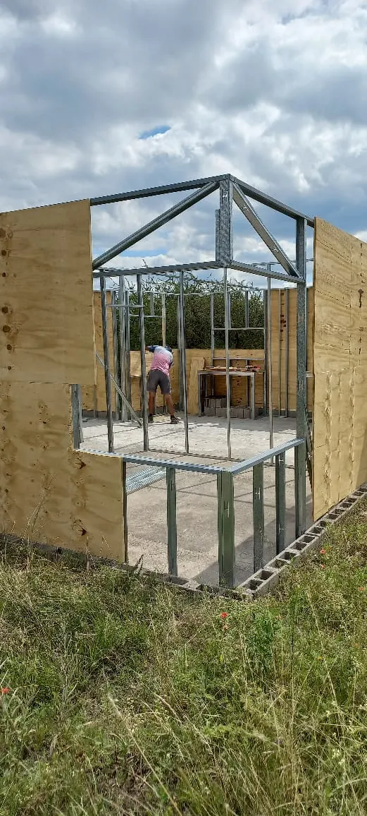 Fotografía de cabaña en construcción con sistema steel framing