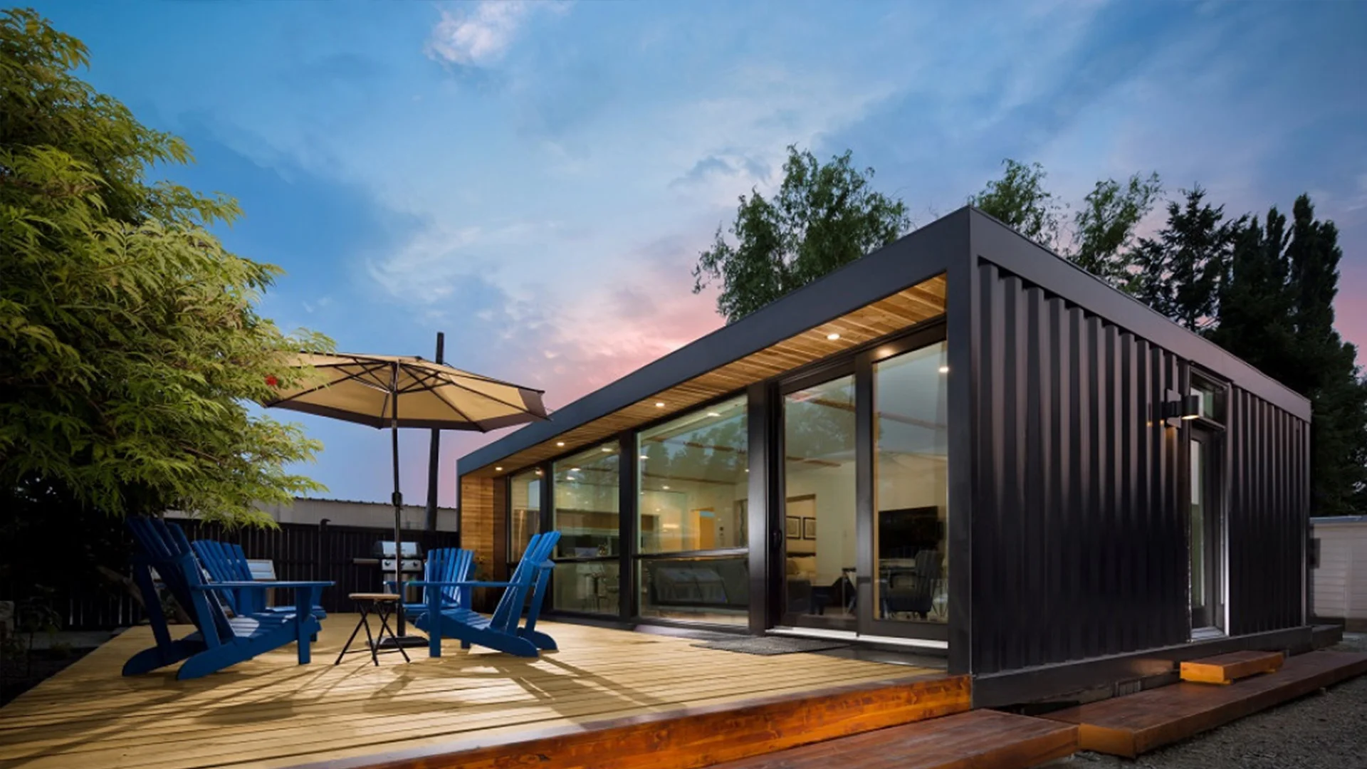 Fotografía de una casa tipo container de color negro y estilo moderno
