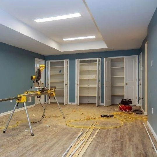 Fotografía de una habitación modificada con drywall en el techo y almacenamiento