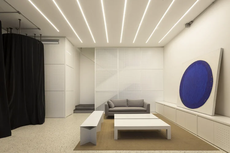 Fotografía de local comercial remodelado con drywall