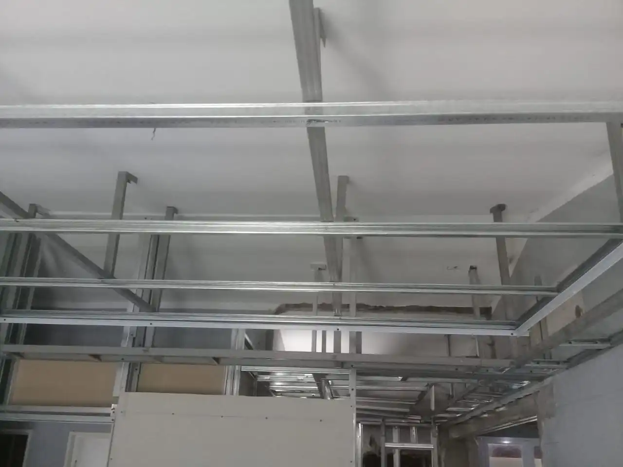 Fotografía del interior de un espacio comercial con divisiones hechas en Drywall