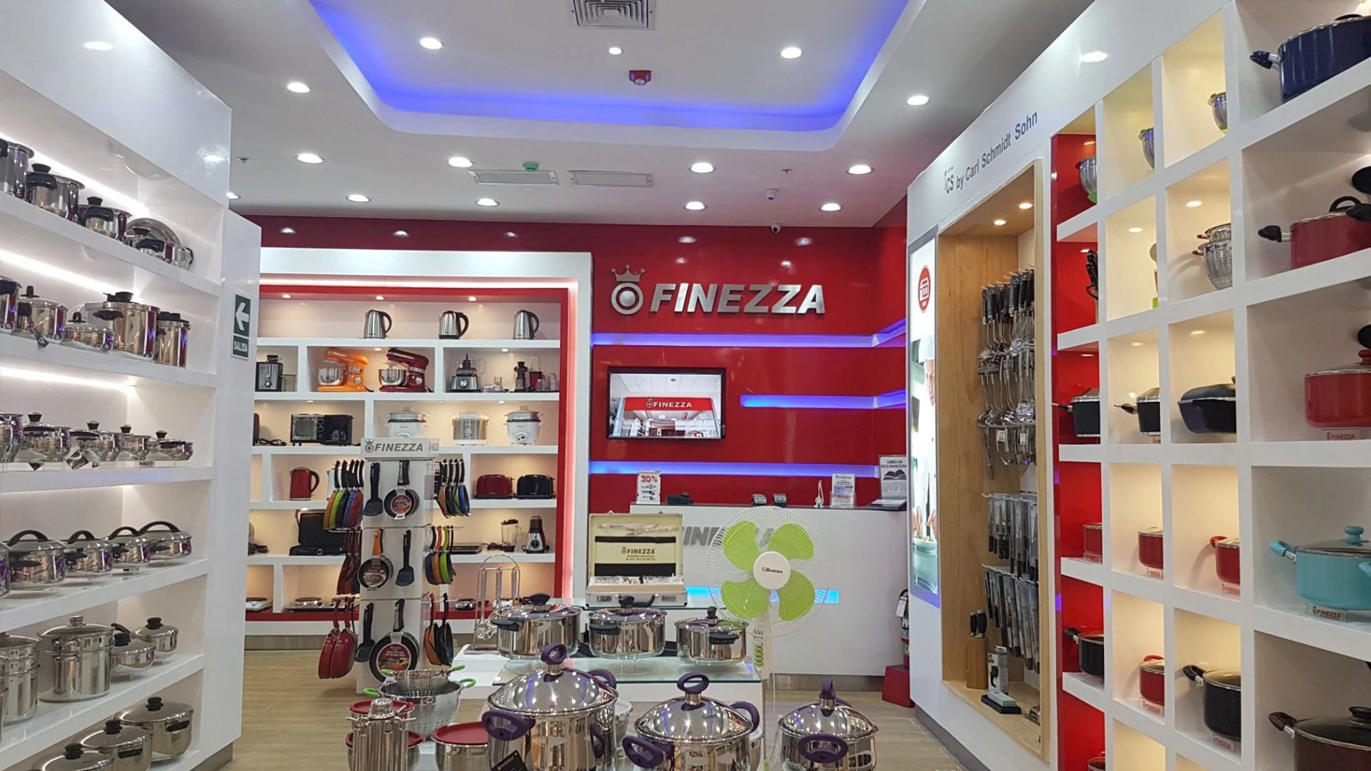 Fotografía de un local comercial de Finezza donde se ven remodelaciones hechas con el sistema Drywall, tanto en el techo como en las estanterías