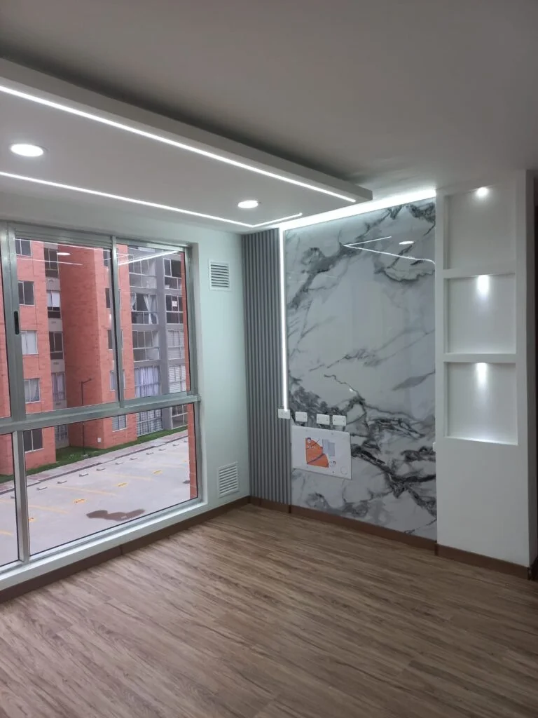 Remodelación en departamento con drywall, estanterías y techos con luz integrada