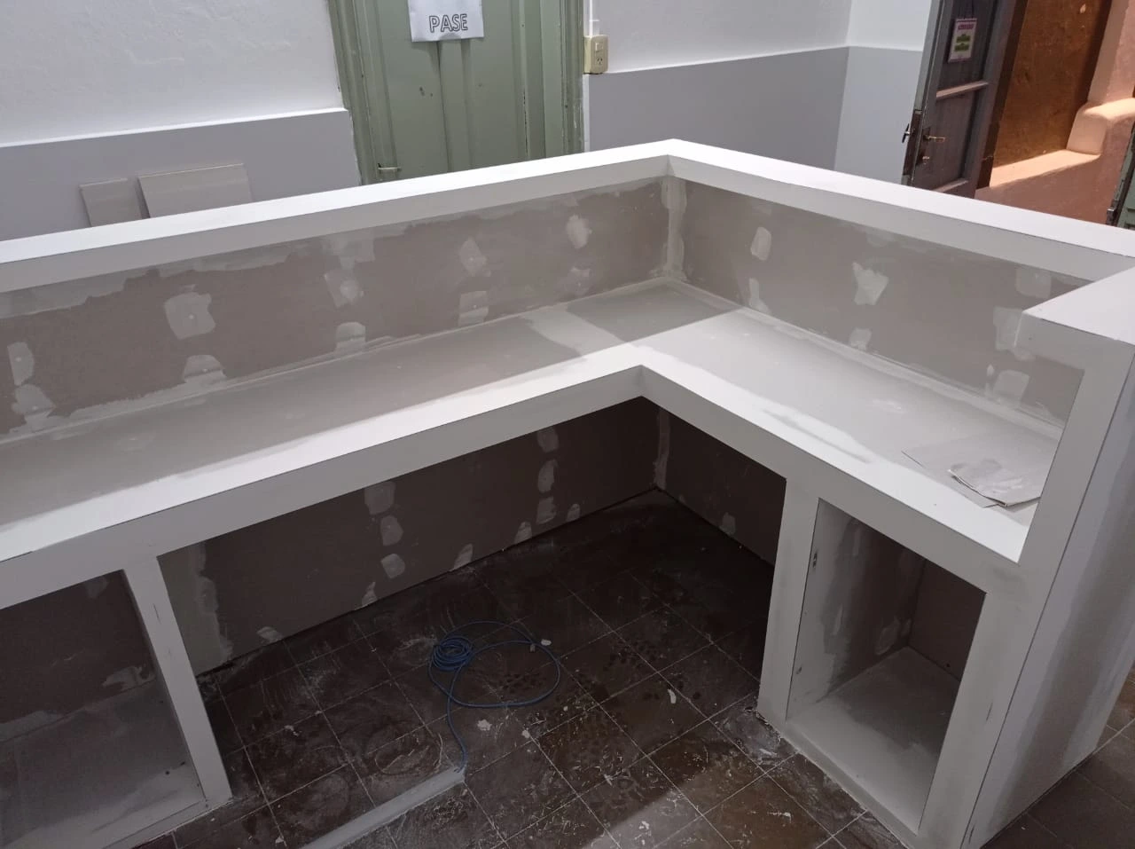 Fotografía de una habitación modificada con drywall en el techo y almacenamiento