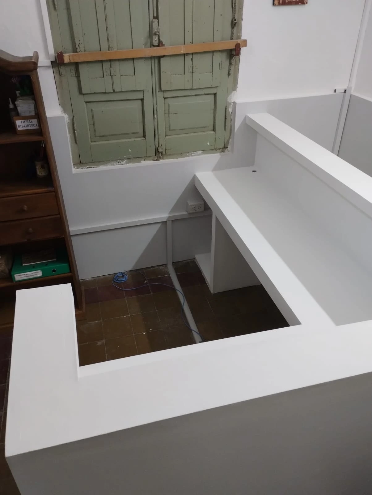 Remodelación en departamento con drywall, estanterías y techos con luz integrada