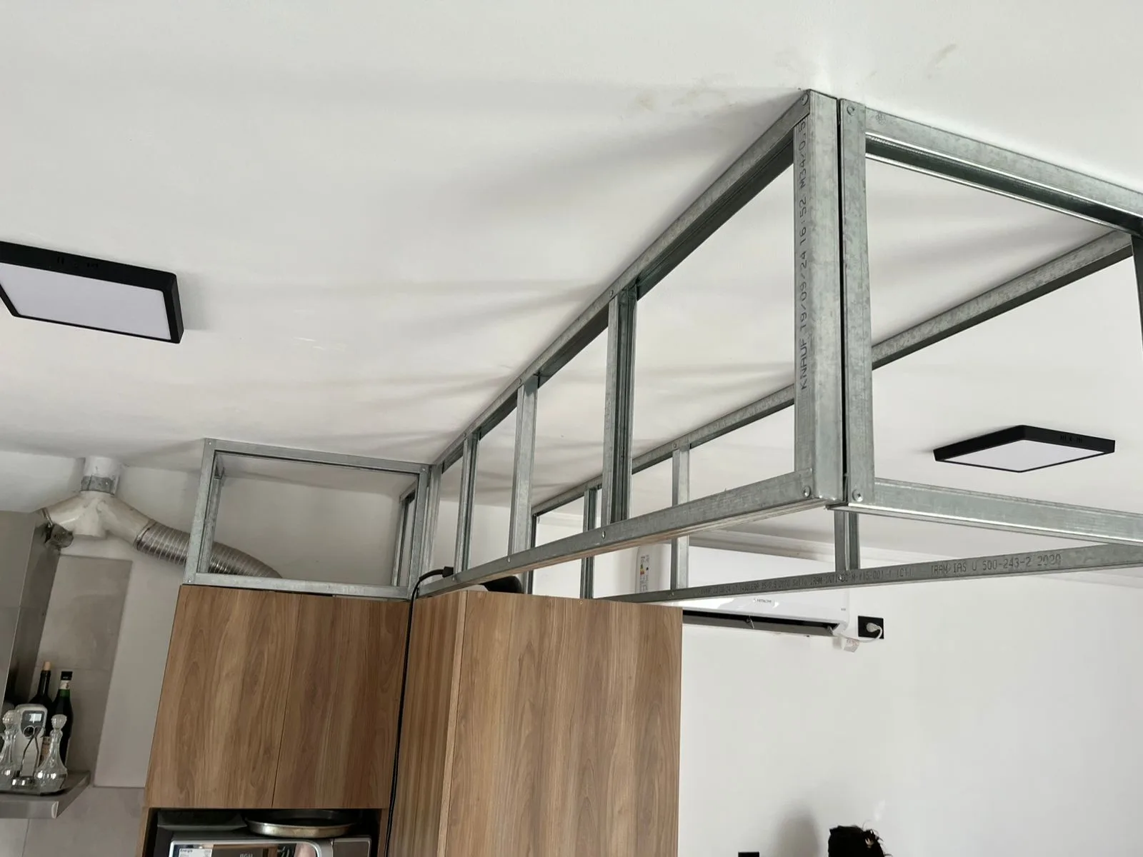 Fotografía de un hombre construyendo estanterías en el interior de una vivienda con el sistema Drywall