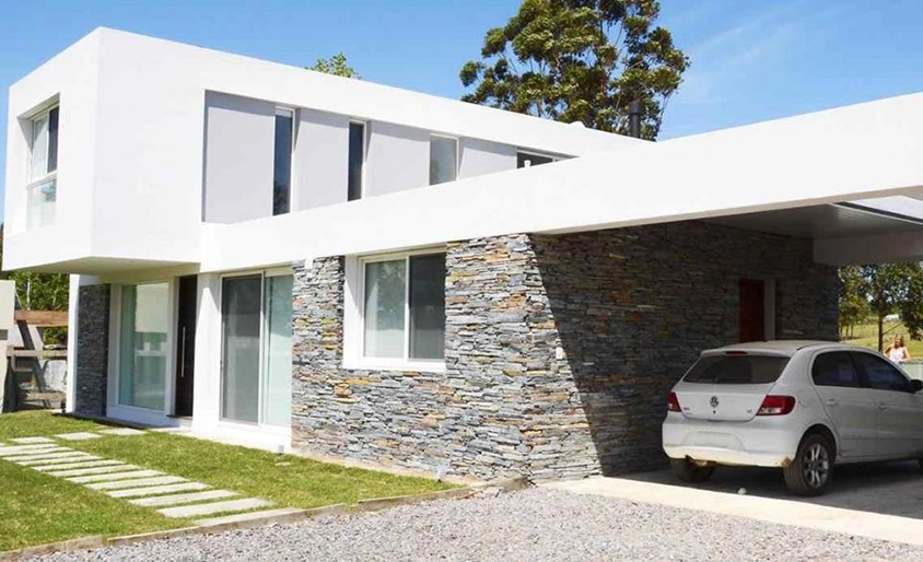 Fotografía de vivienda familiar tamaño premium de dos pisos moderna con garage