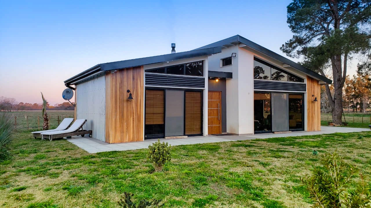 Fotografía de vivienda familiar tamaño premium moderna con detalles exteriores en madera